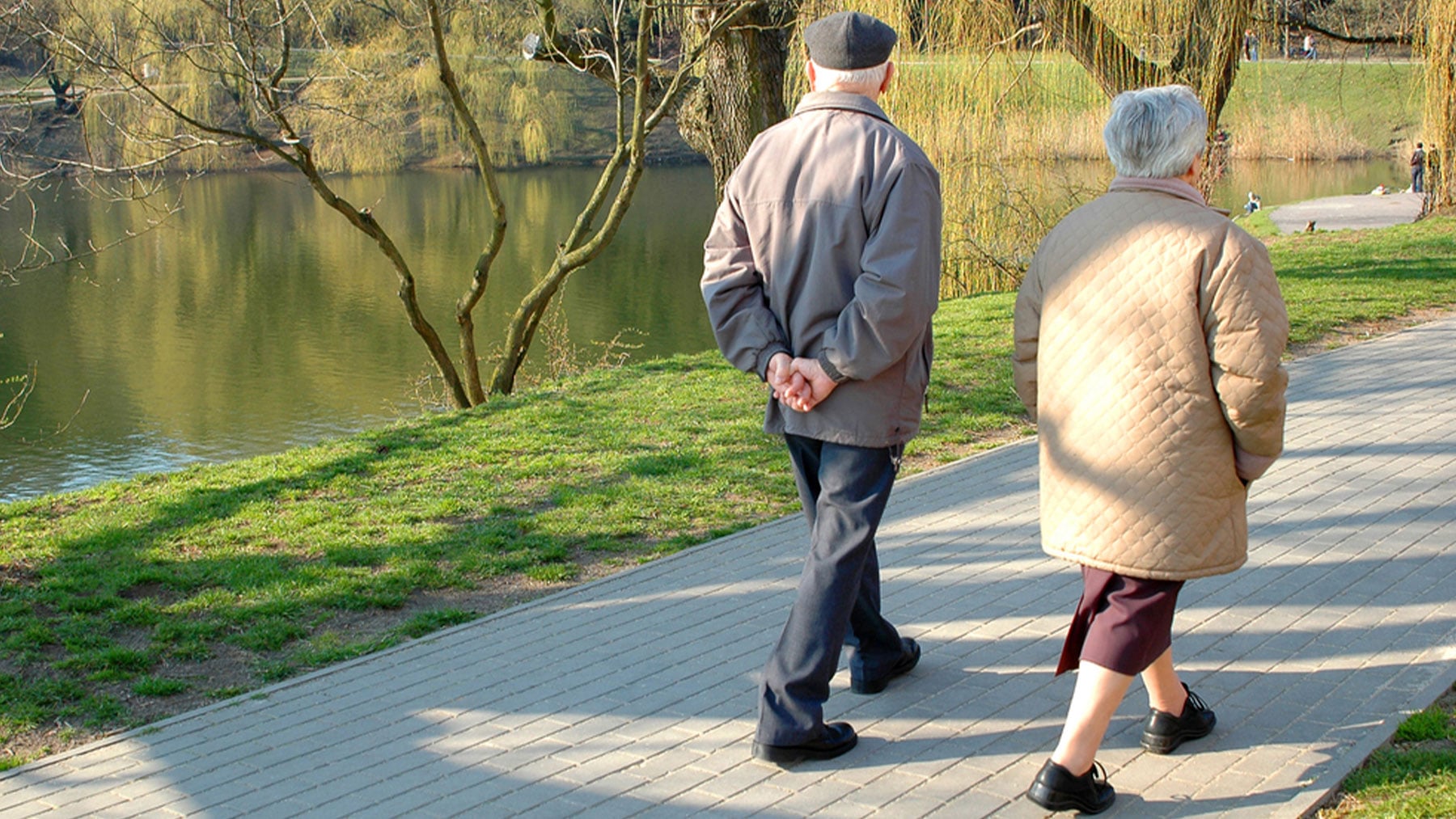 Personas mayores caminando.