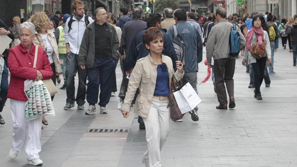 Gente andando por la calle.