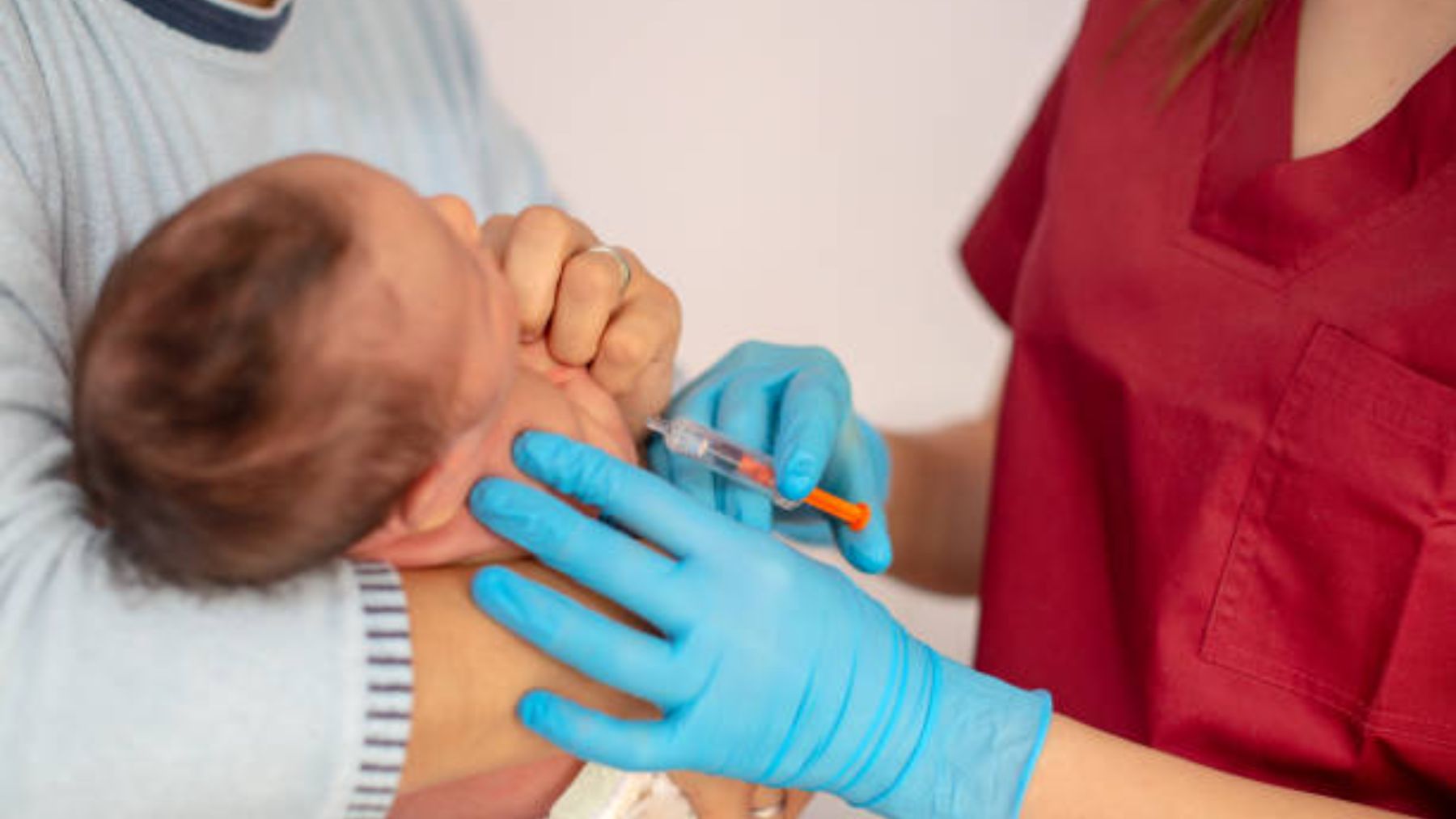 Una sanitaria vacuna a un niño de la polio.