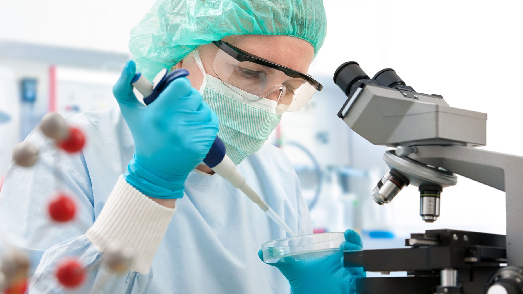Una mujer investigadora en un laboratorio.