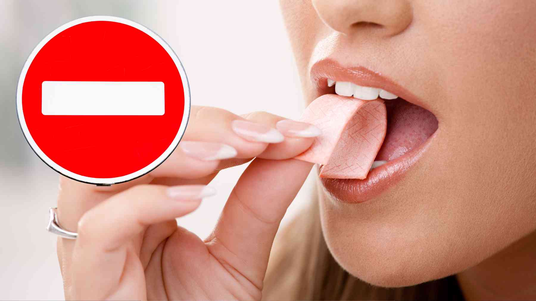 Una mujer introduce un chicle en su boca.