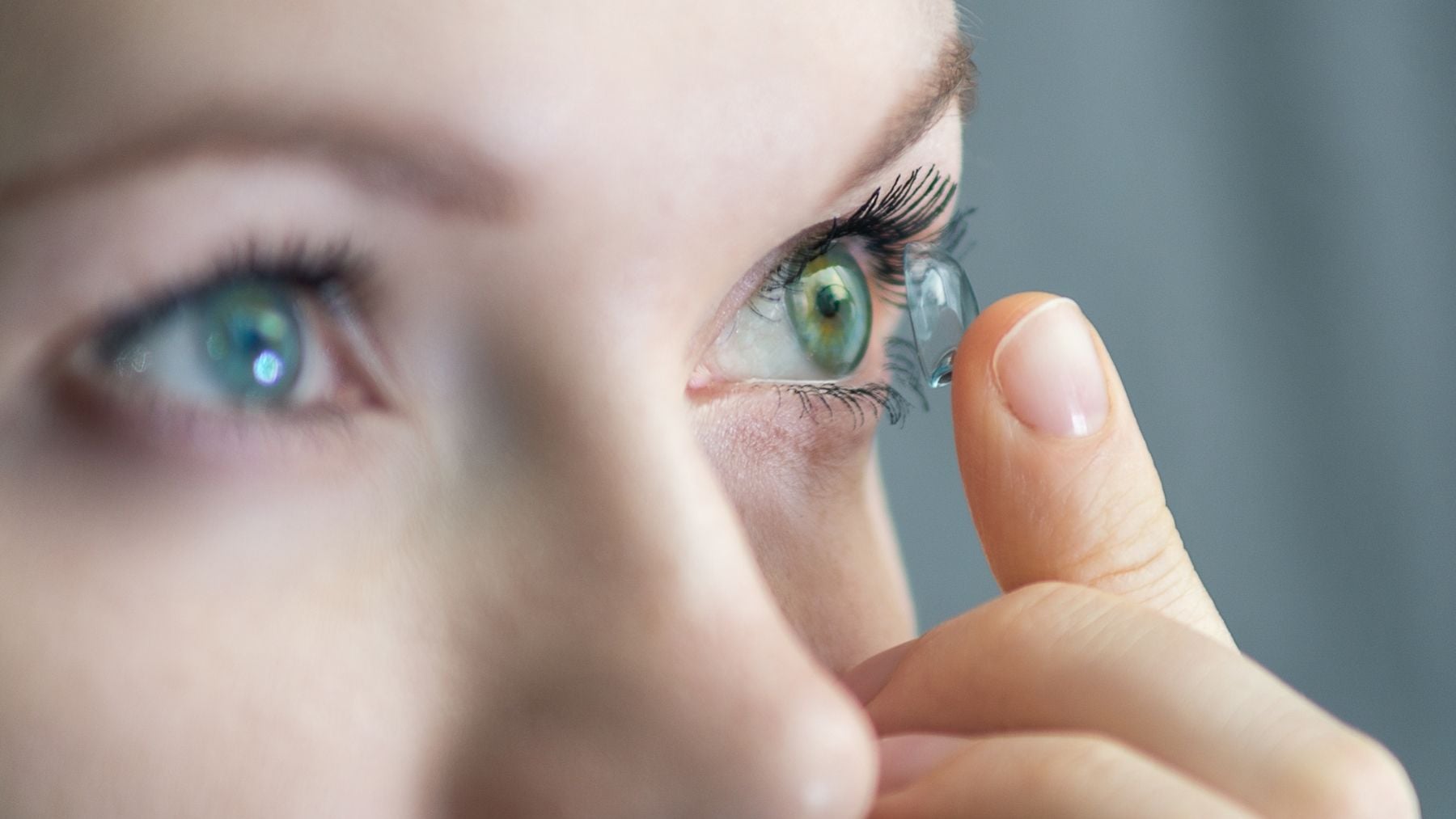Una mujer utiliza lentes para mejorar su visión.