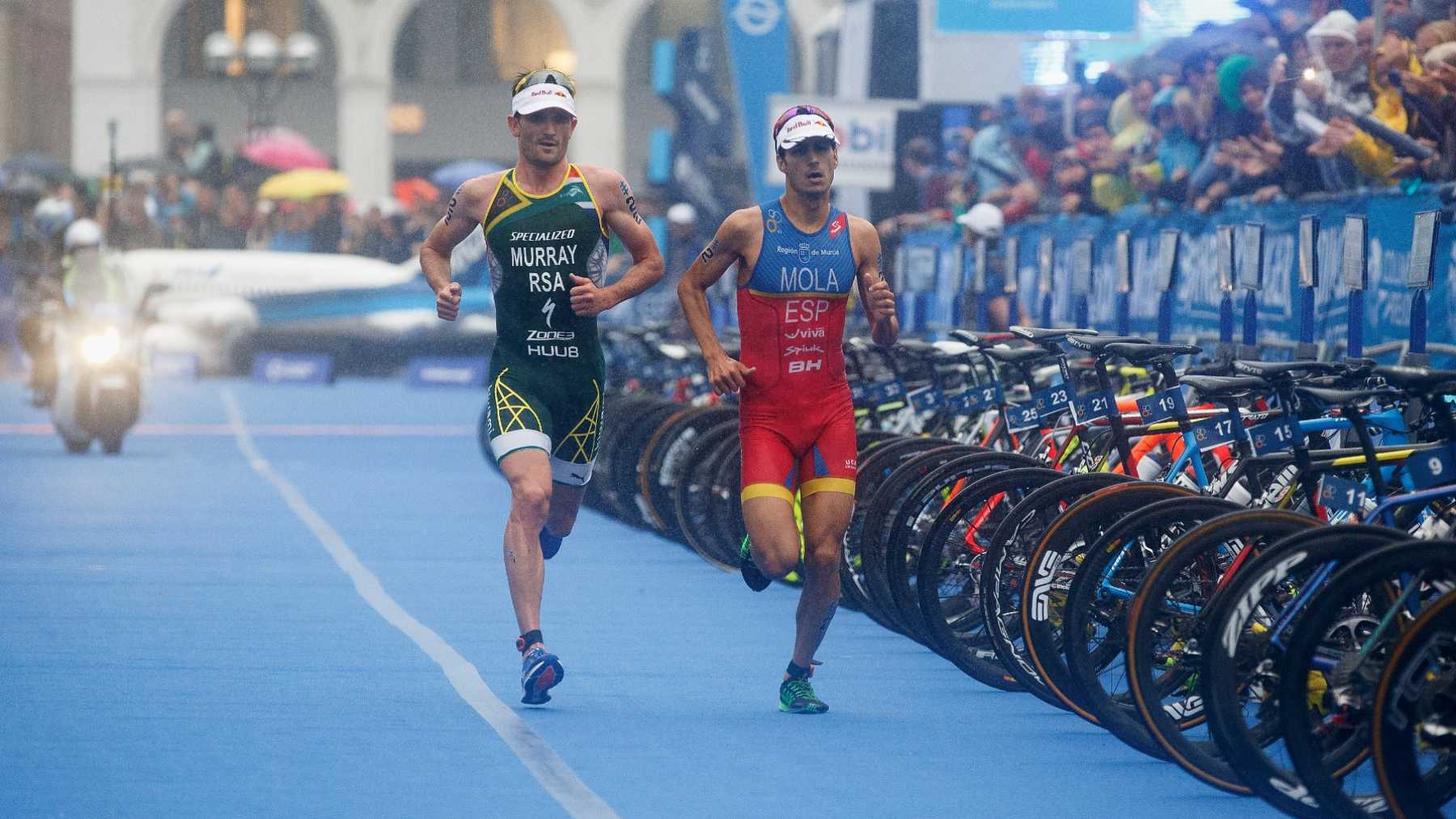 Los atletas Richard Murray (izq.) de Sudáfrica y Mario Mola (der.) de España compiten en una etapa de Triatlón Mundial.