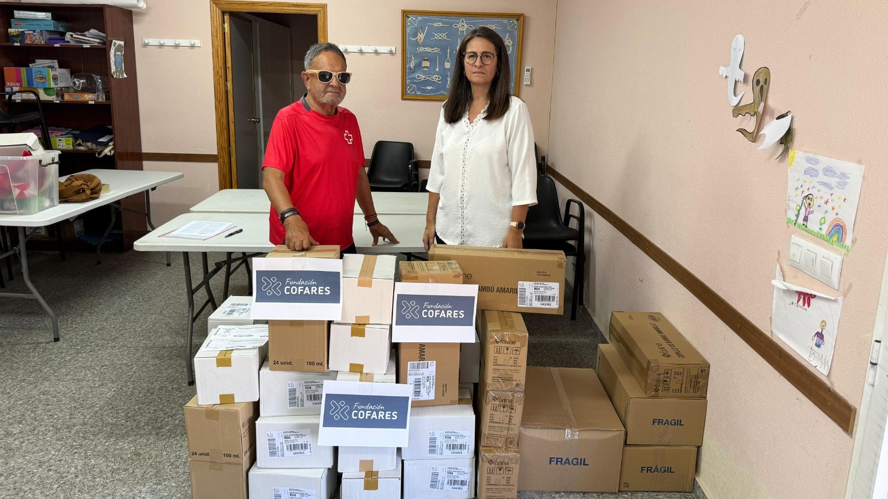 Representantes de la Fundación Cofares y Cruz Roja con el material para donar.