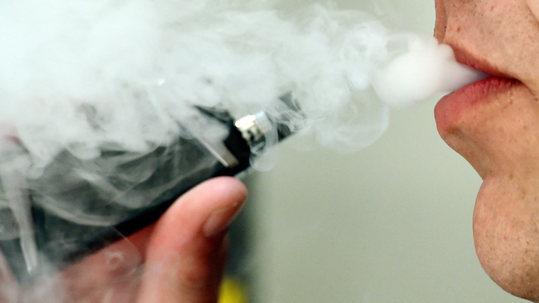 Un fumador con un vaper.
