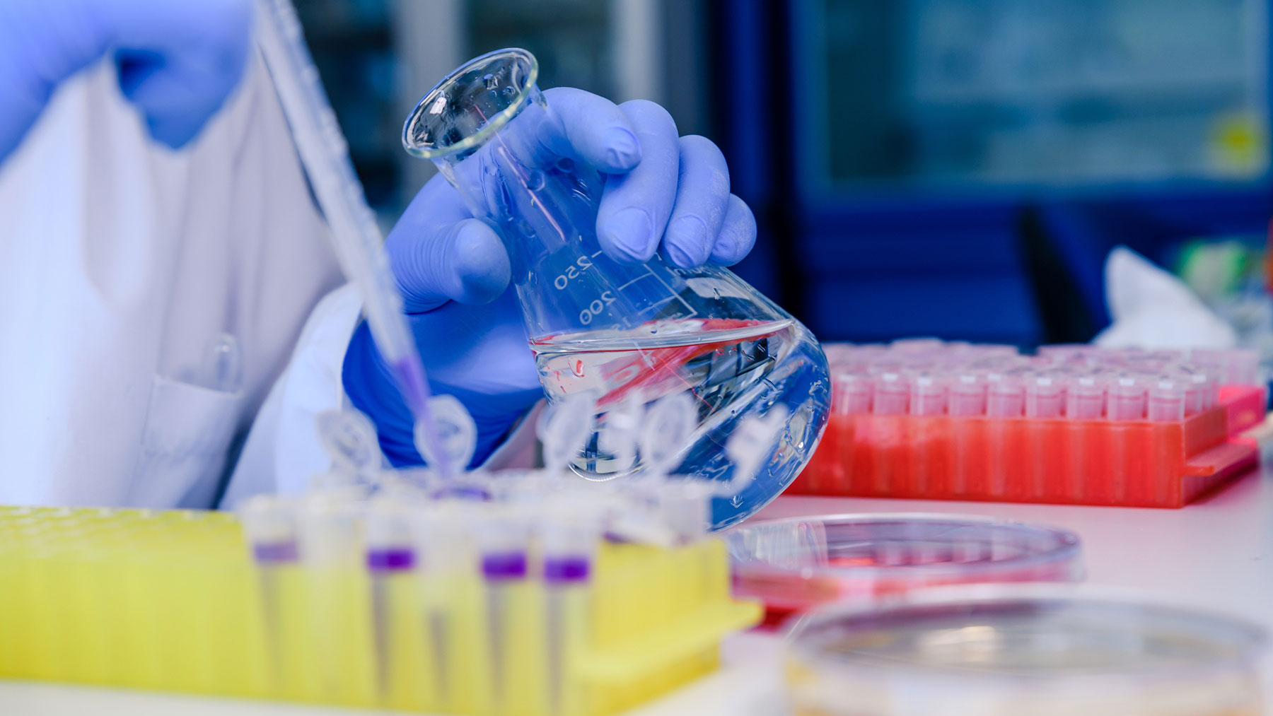 Un técnico trabajando en un laboratorio de investigación.