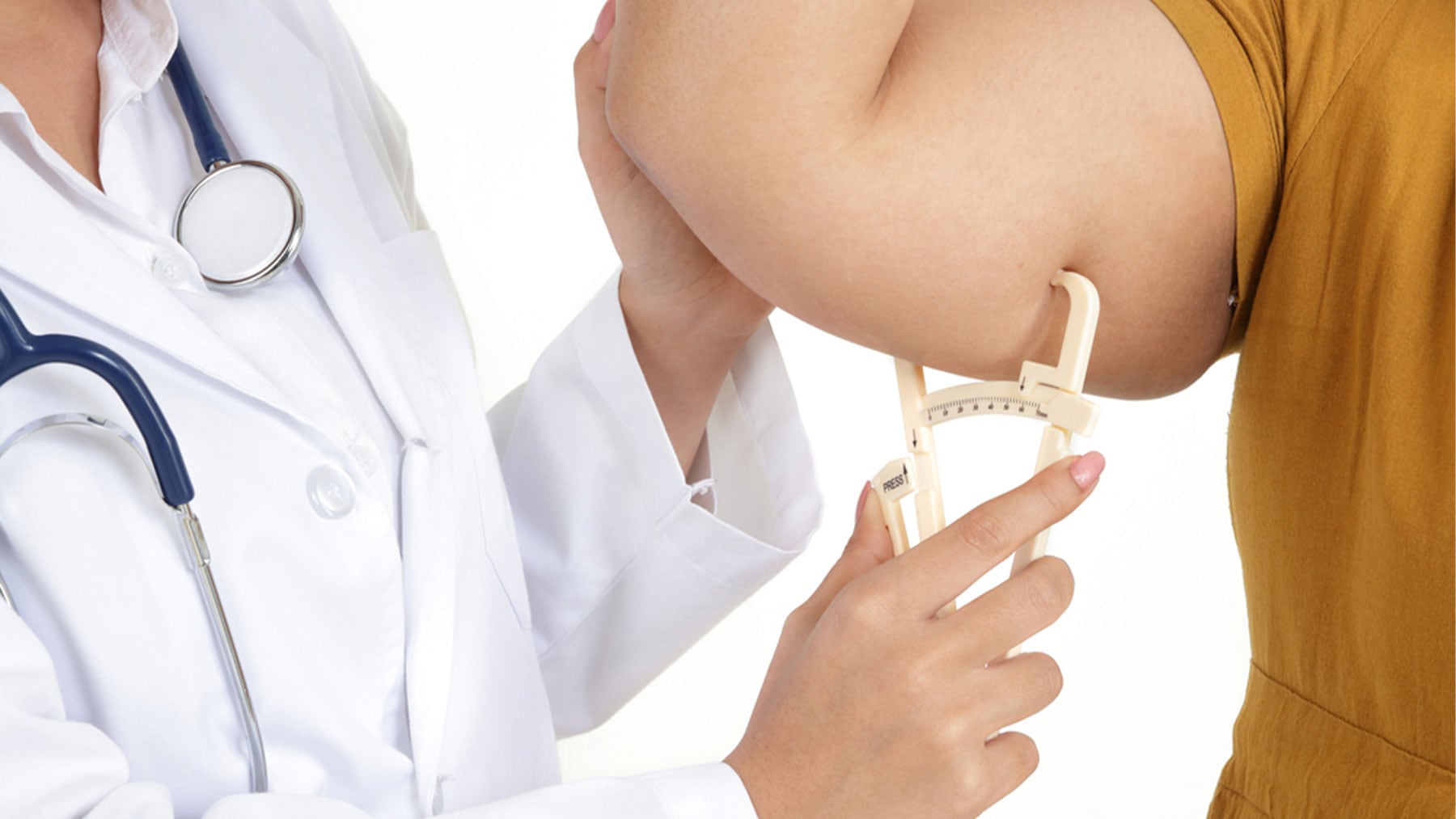 Un doctora mide la composición corporal de una paciente.
