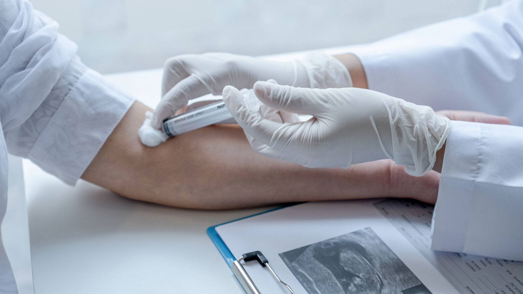 Un sanitario realiza un análisis de sangre.