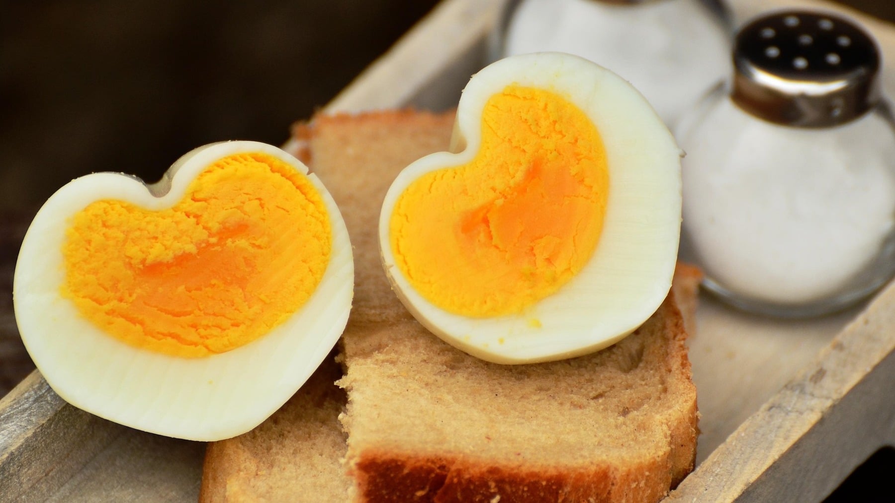 Es muy sano comer cierta cantidad de huevos, de corral mejor.