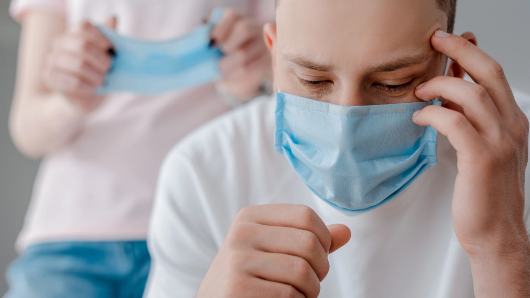 Varias personas se protegen de la gripe con mascarilla.