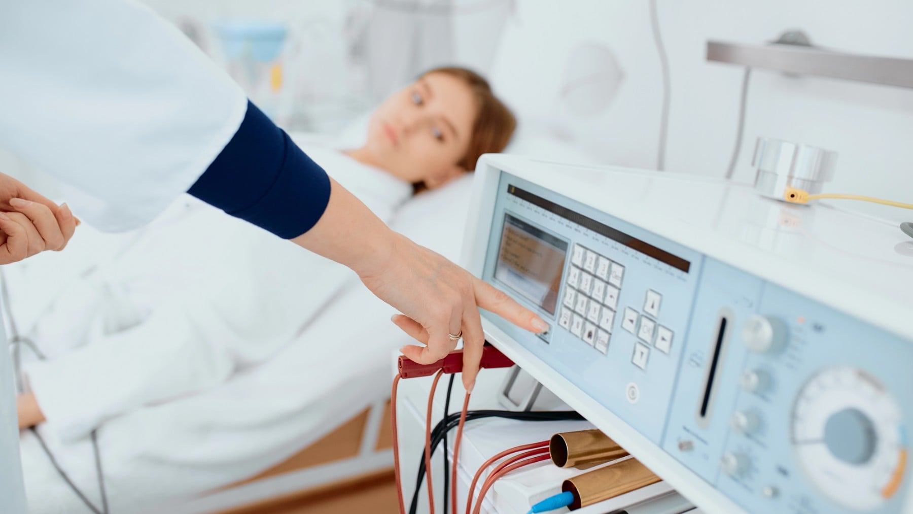 Una doctora monitoriza a una enferma de ELA.