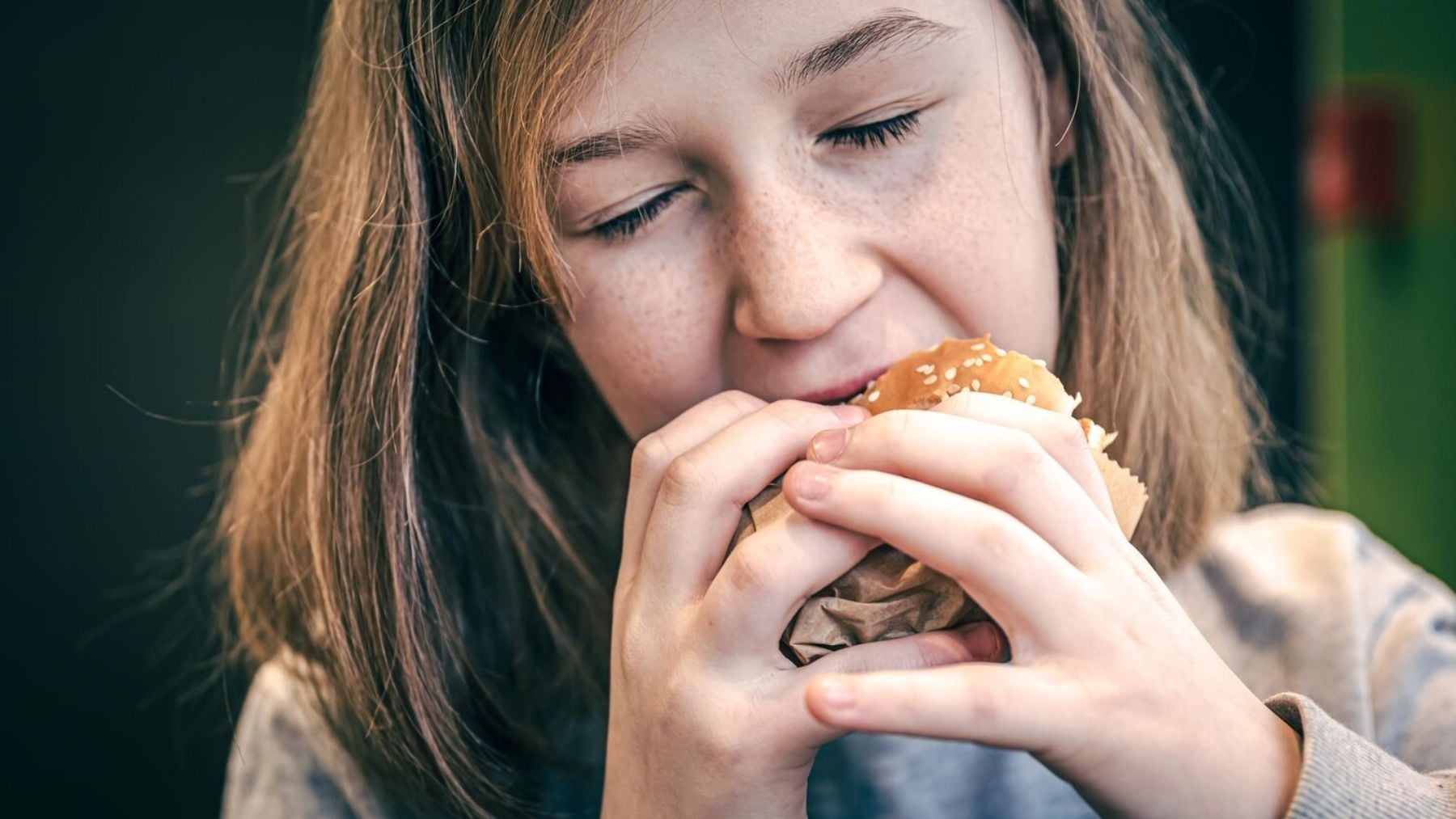 Tras analizar a 653 jóvenes, los científicos determinaron que una alimentación rica en productos naturales reduce los problemas de conducta. (Foto: Freepik)
