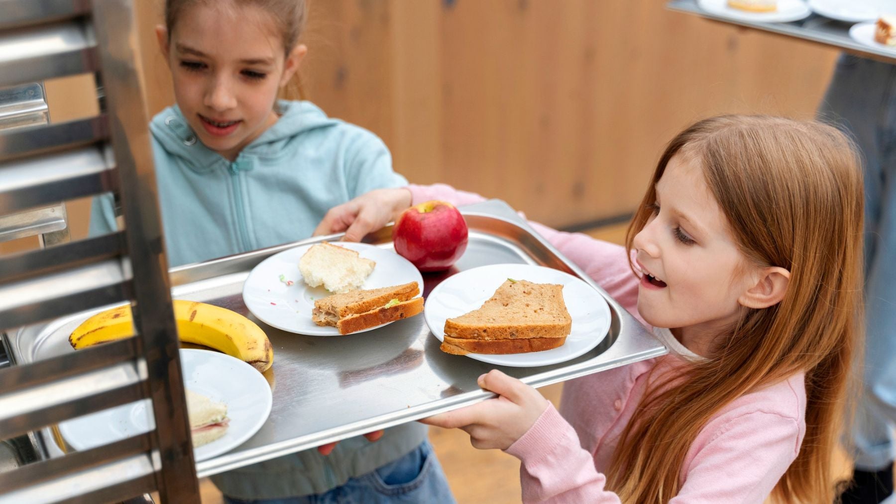 Dos niñas en el comedor escolar. Foto: Freepik
