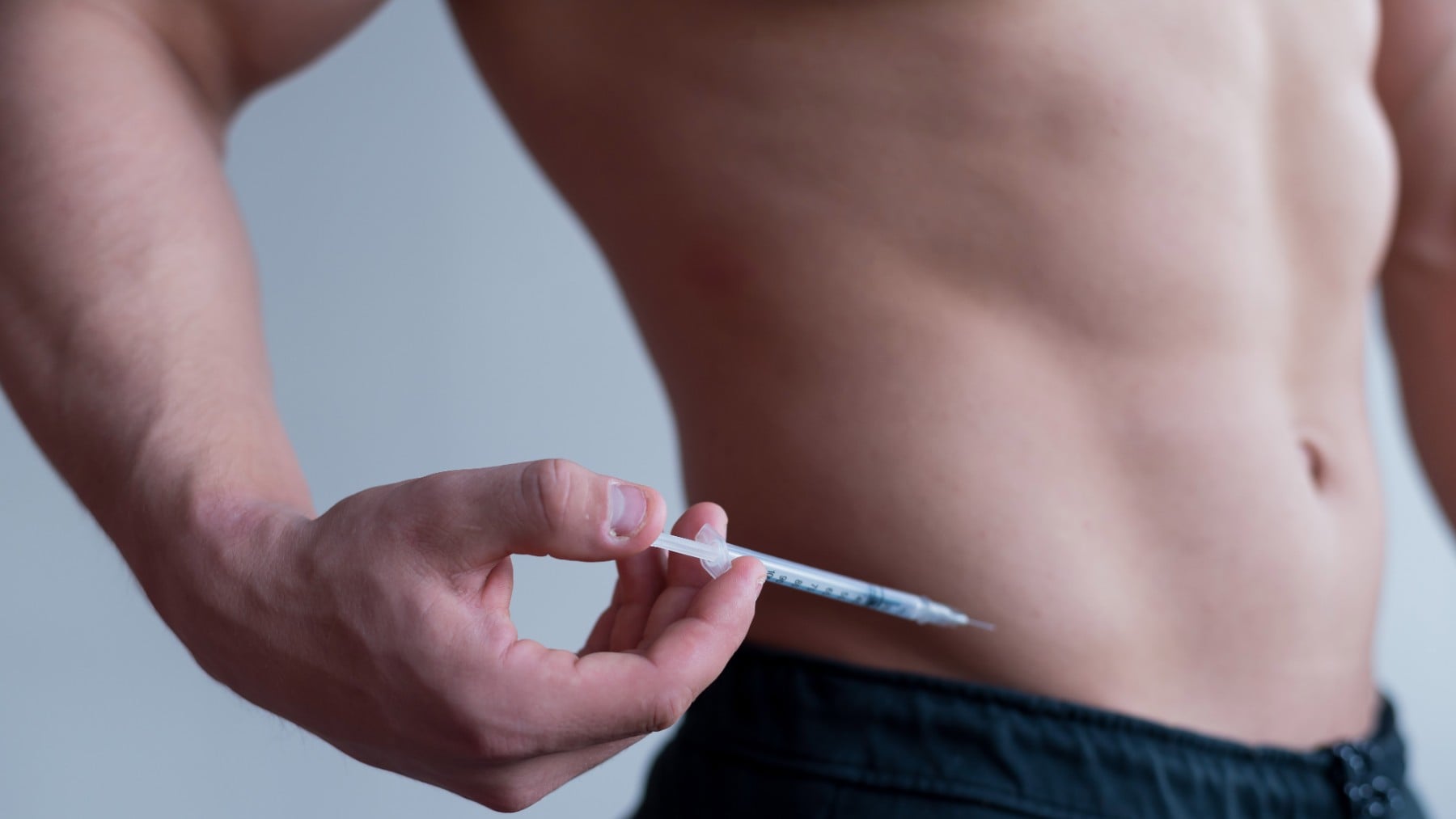 Un hombre se administra testosterona.
