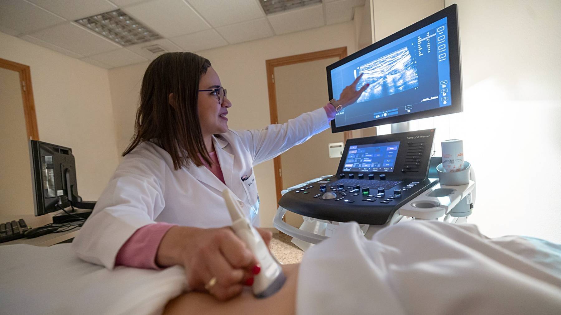 Una doctora realiza una ecografía a una paciente.