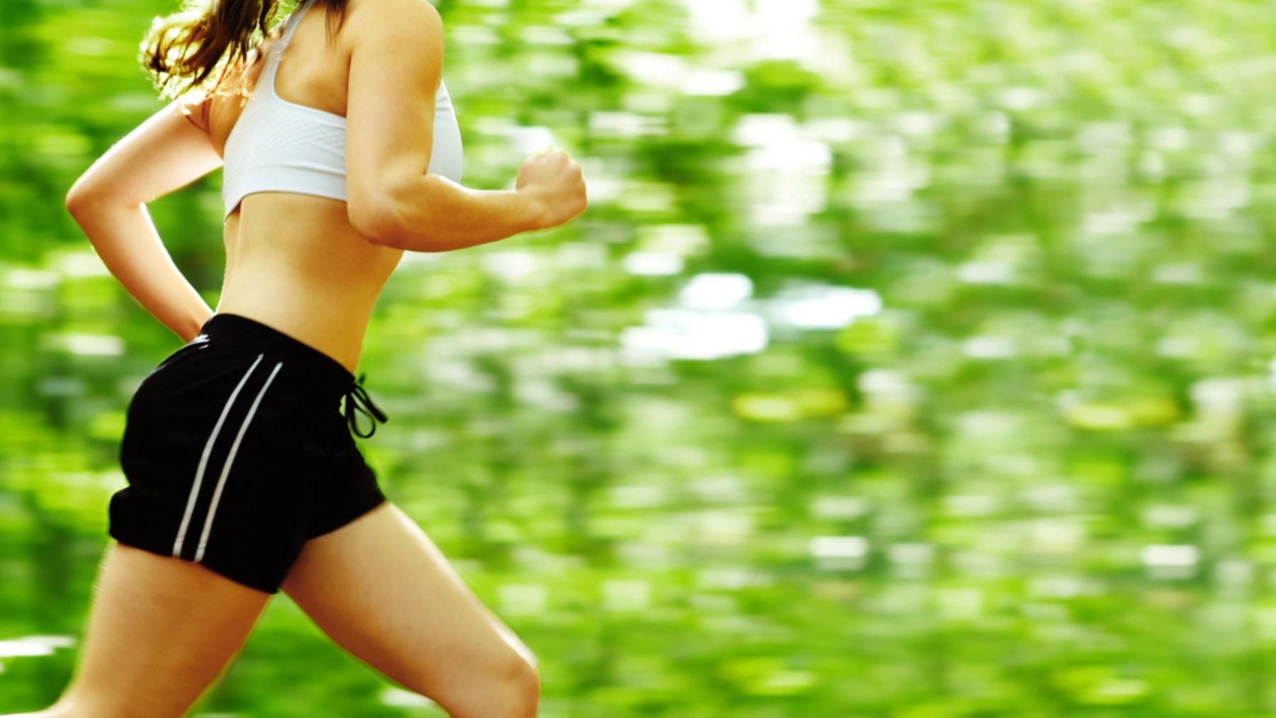 Una mujer practica ejercicio físico.