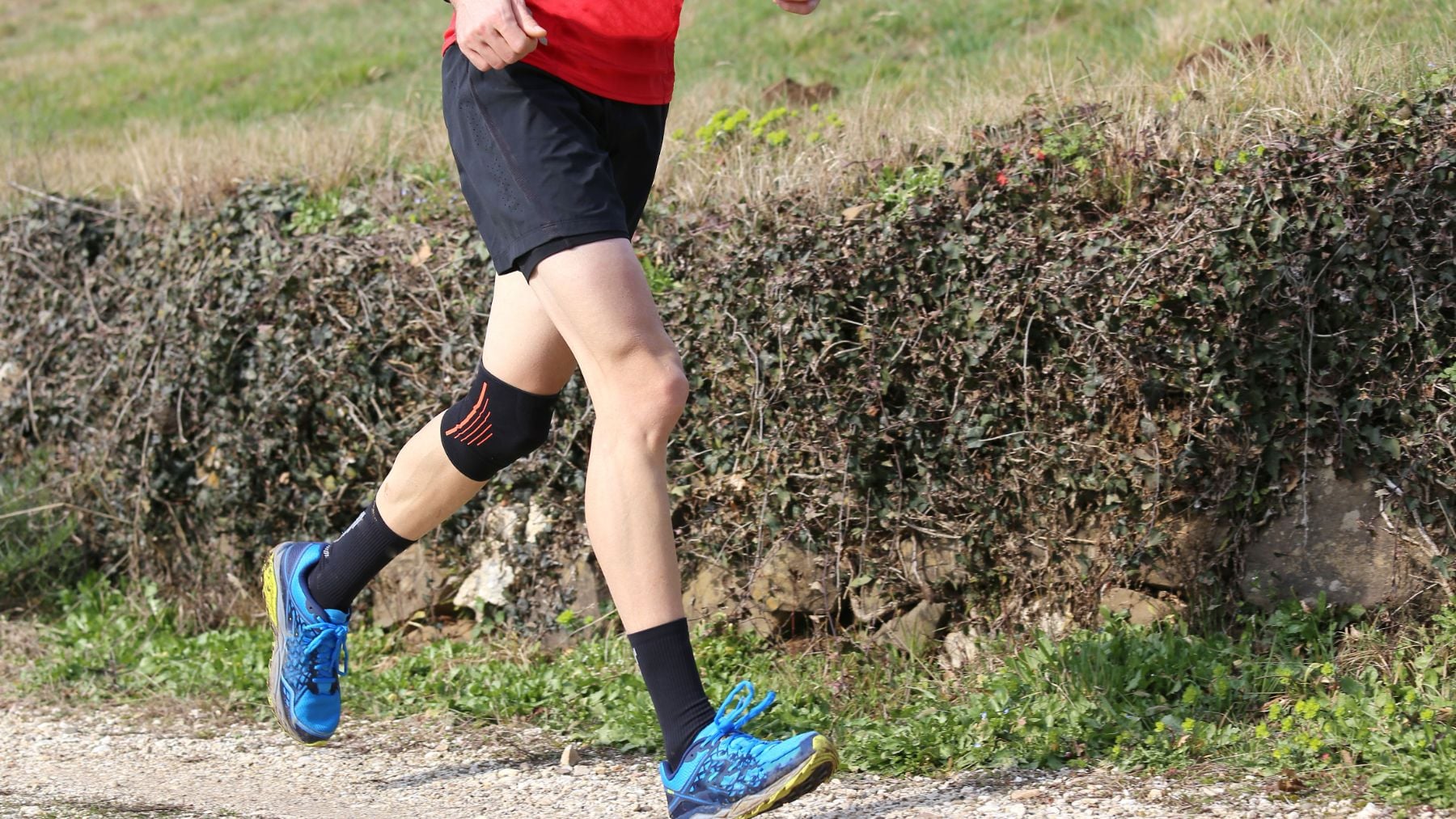Un deportista corriendo.