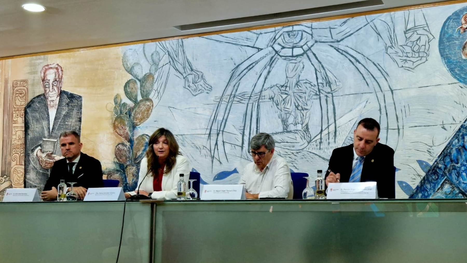 La rectora de la ULE, Nuria González (segunda por la izquierda).