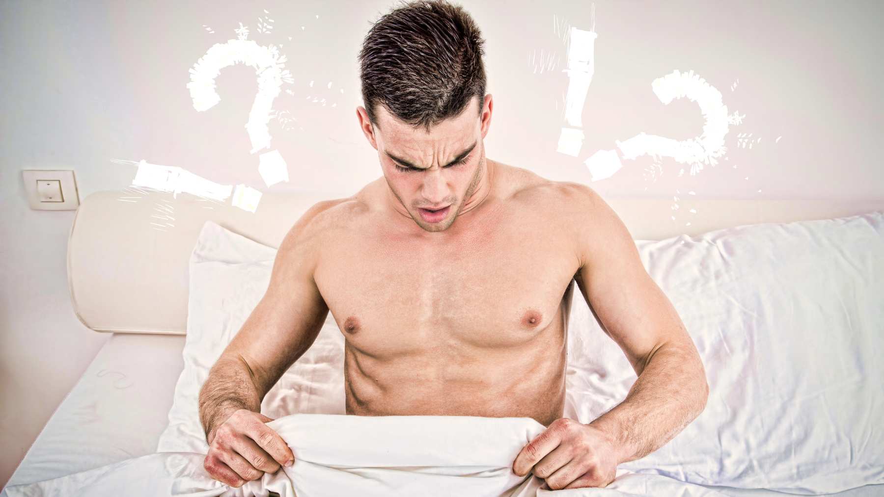Un hombre observa si padece algún problema de salud sexual.